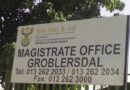 Mootledi o tšwelela pele ga kgorotsheko morago ga go hwetšwa a otlela a nwele madila kotsing yeo e bolailego morutwana mme ya gobatša ba bangwe